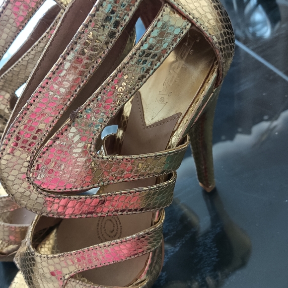 Gold heels - Picture 3 of 5